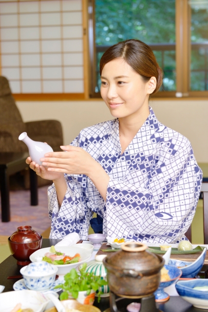 料理を丁寧に取り分ける手元