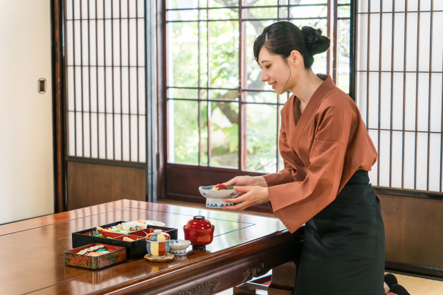 落ち着いた所作で配膳するスタッフの手元